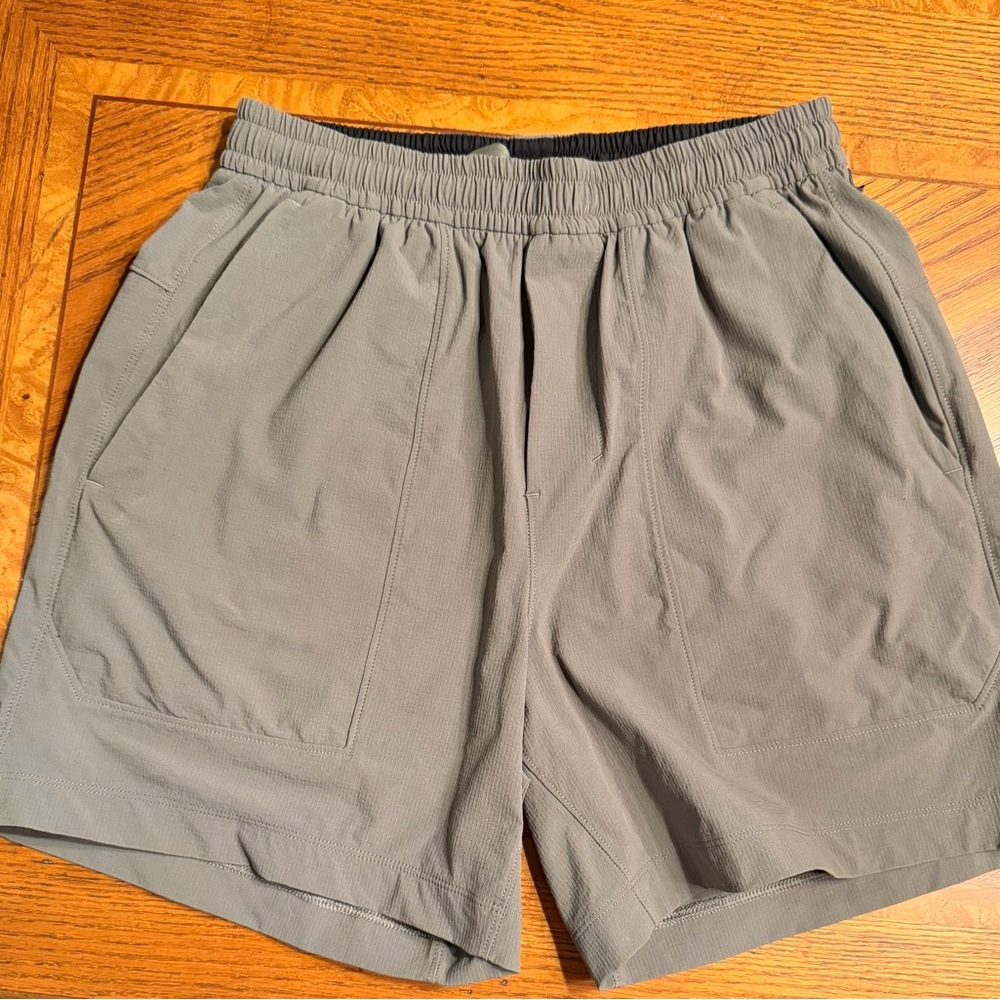 lululemon athletica Men's Bowline Shorts in Khaki Green